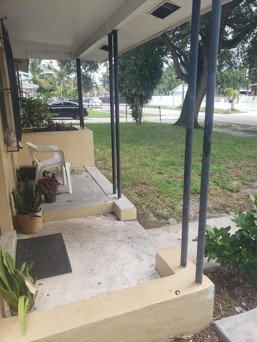 2821 FRONT PORCH