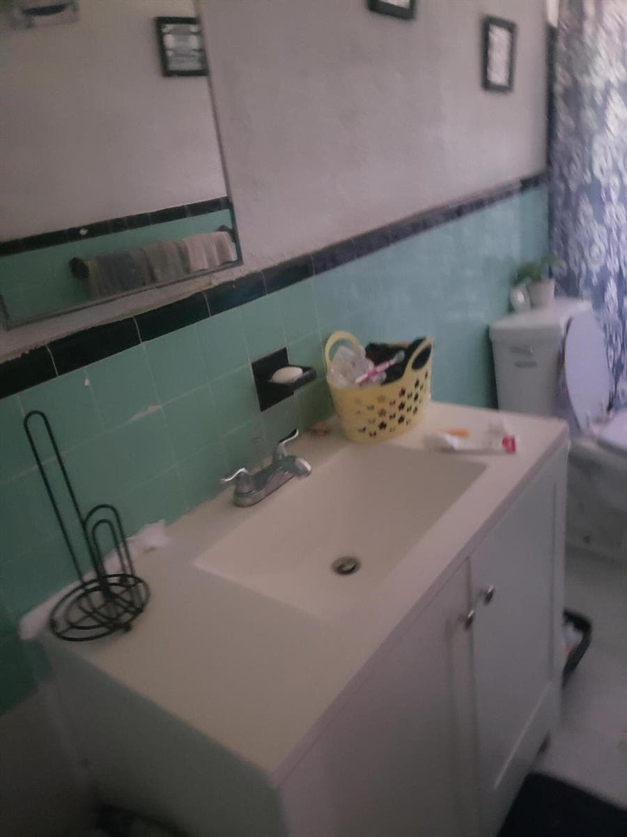 2821 - BATHROOM SINK