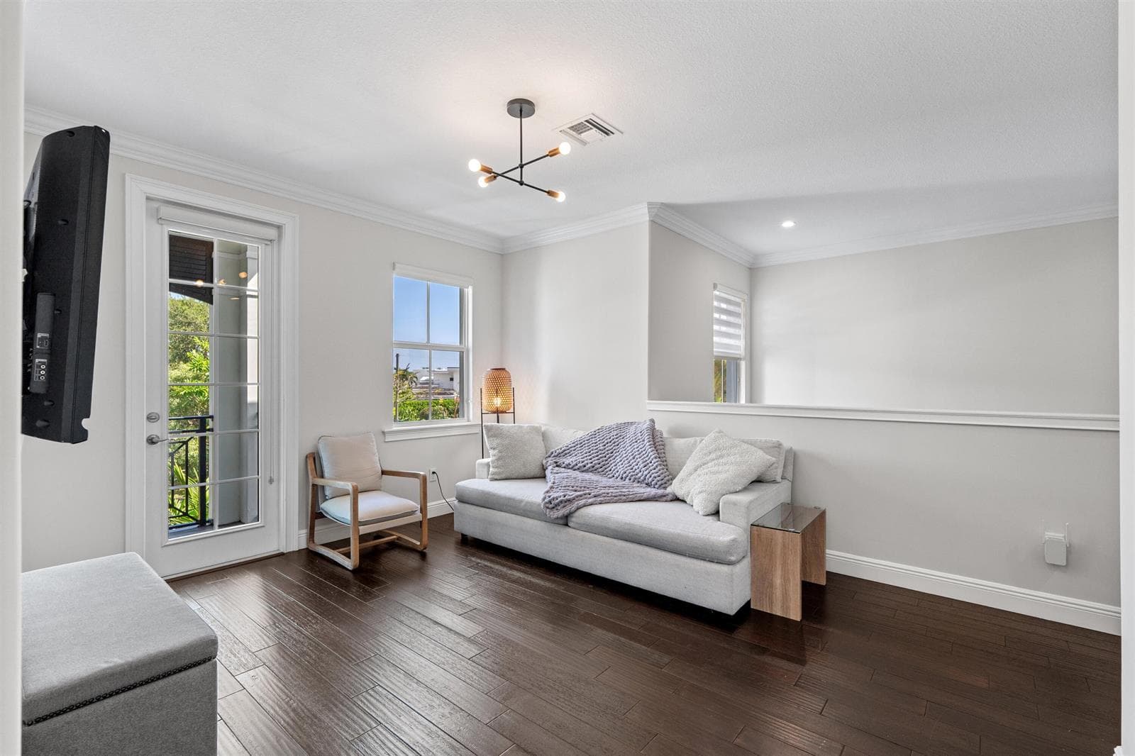 FAMILY_ROOM_ANGLE_RIGHT