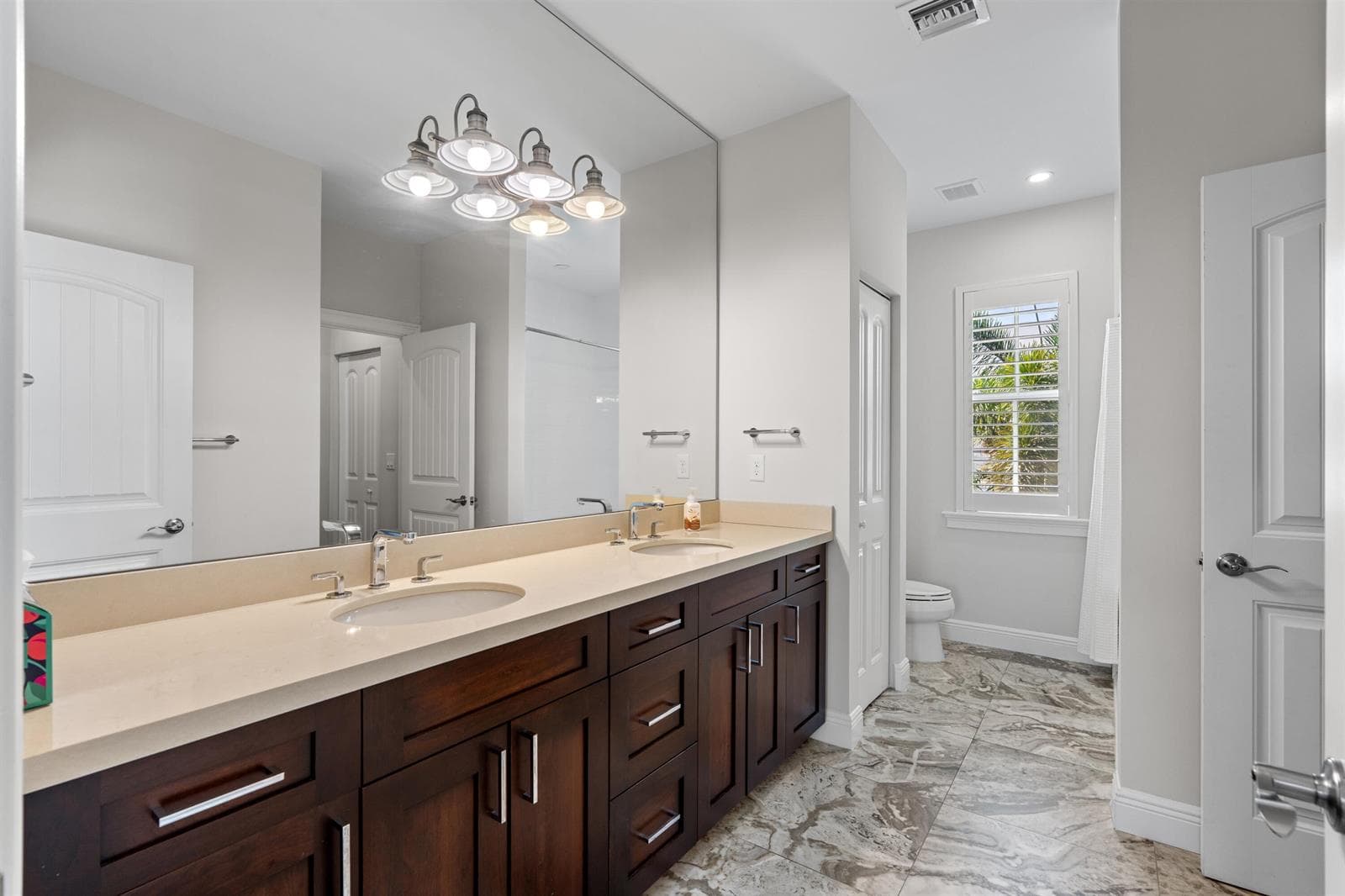 BATHROOM_1_ANGLE