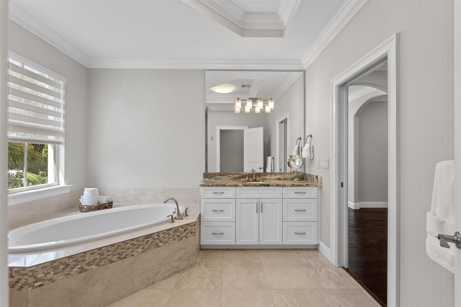 PRIMARY_BATHROOM_STRAIGHT_RIGHT