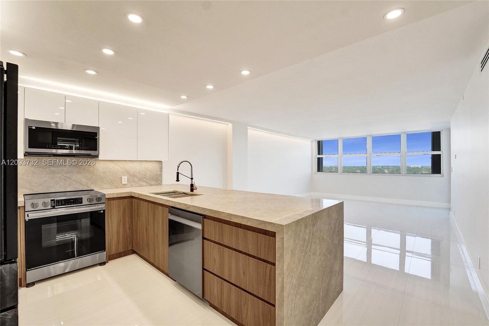TRAFALGAR TOWERS CONDOMIN · #1205 in Hollywood - Photo 1