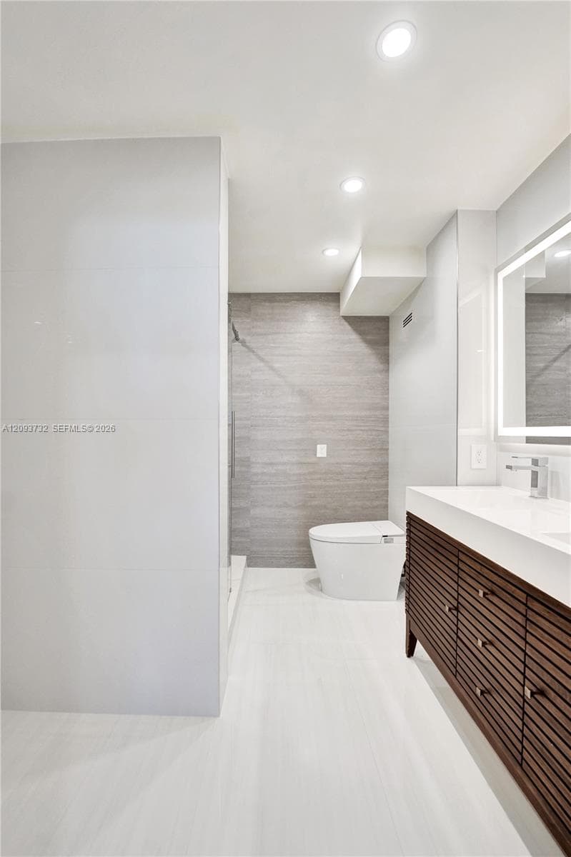 TRAFALGAR TOWERS CONDOMIN · #1205 in Hollywood - Photo 24