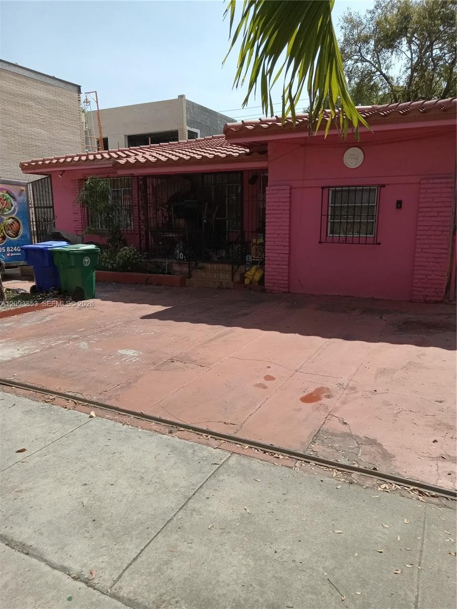 136 NE 44th St photo 1