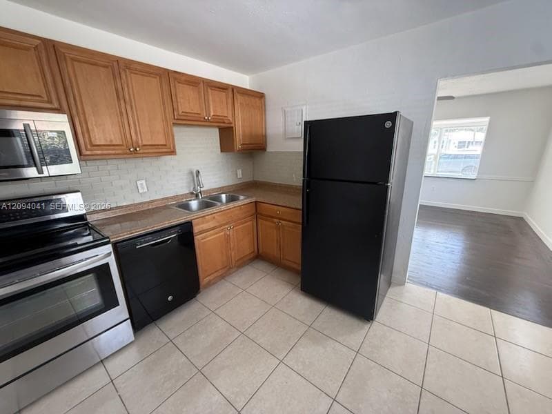 2471 Dewey St photo 5