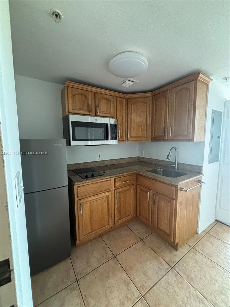 KEYSTONE PARK CONDO · #813 in Miami - Photo 5