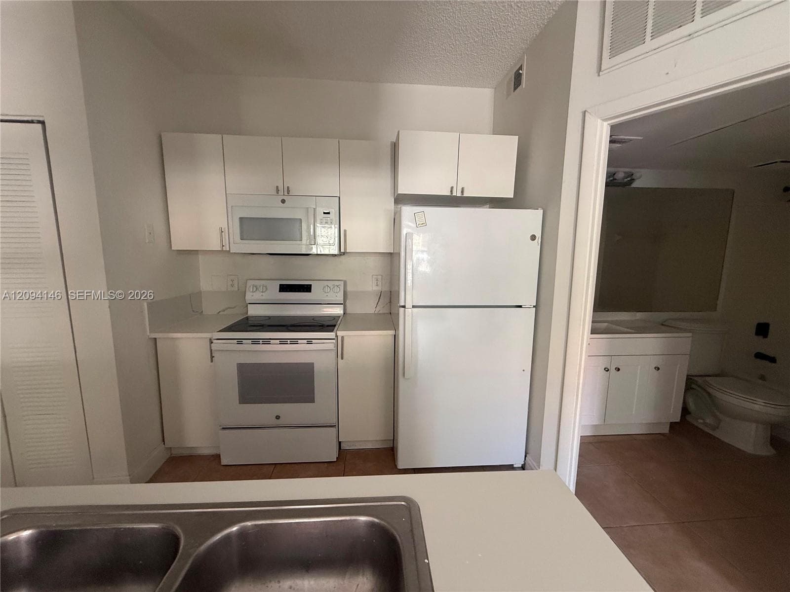 LA HACIENDA COUNTRY CLUB · #F in Hialeah - Photo 2
