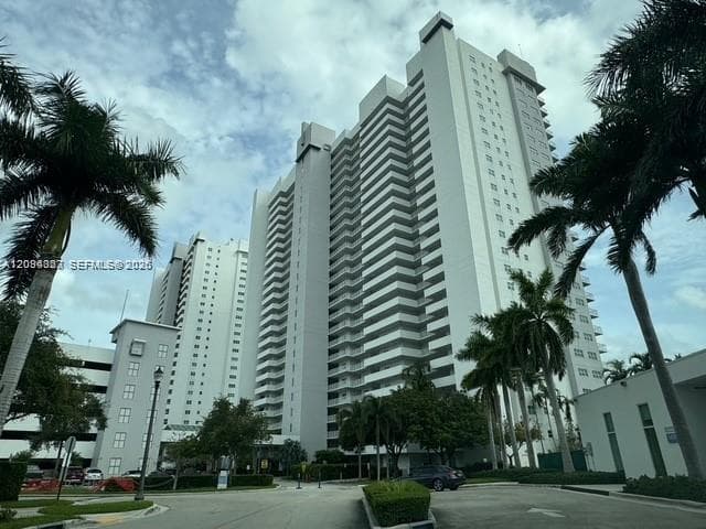 THE OAKS I CONDO · #701 in North Miami - Photo 2