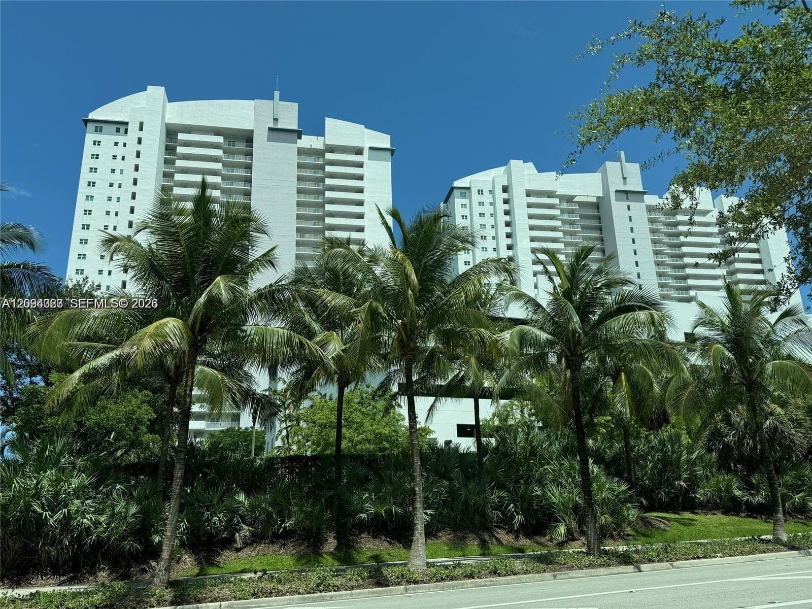 THE OAKS I CONDO · #701 in North Miami - Photo 1