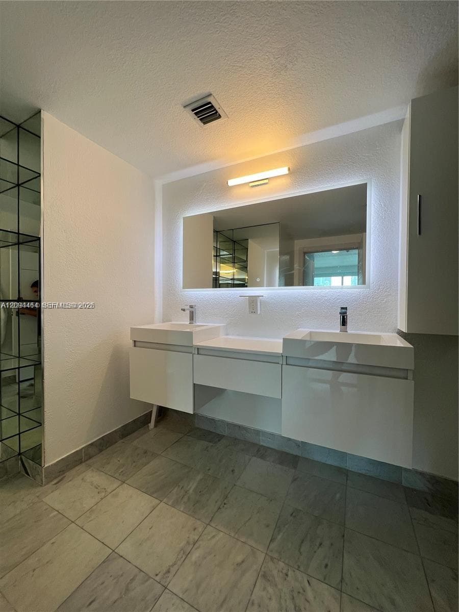 MOON BAY OF MIAMI CONDO · #608 in Miami - Photo 16