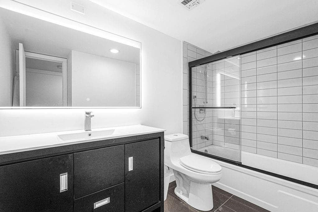 Guest Bath with Tub/Shower Combo