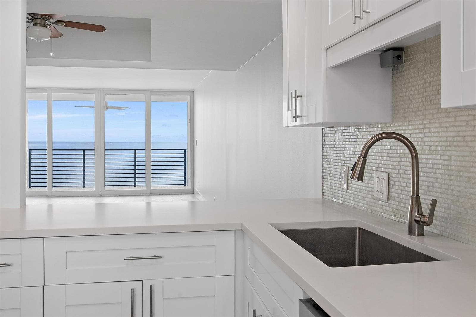900 Ocean Dr 706-4