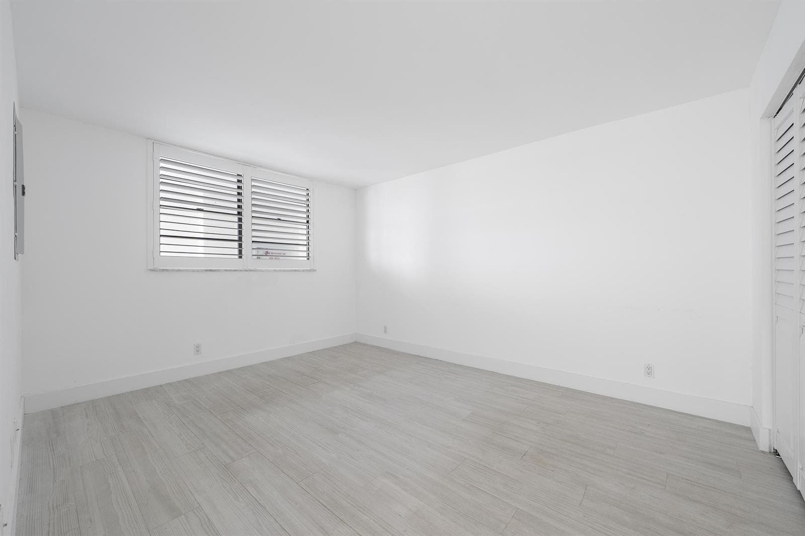 900 Ocean Dr 706-17