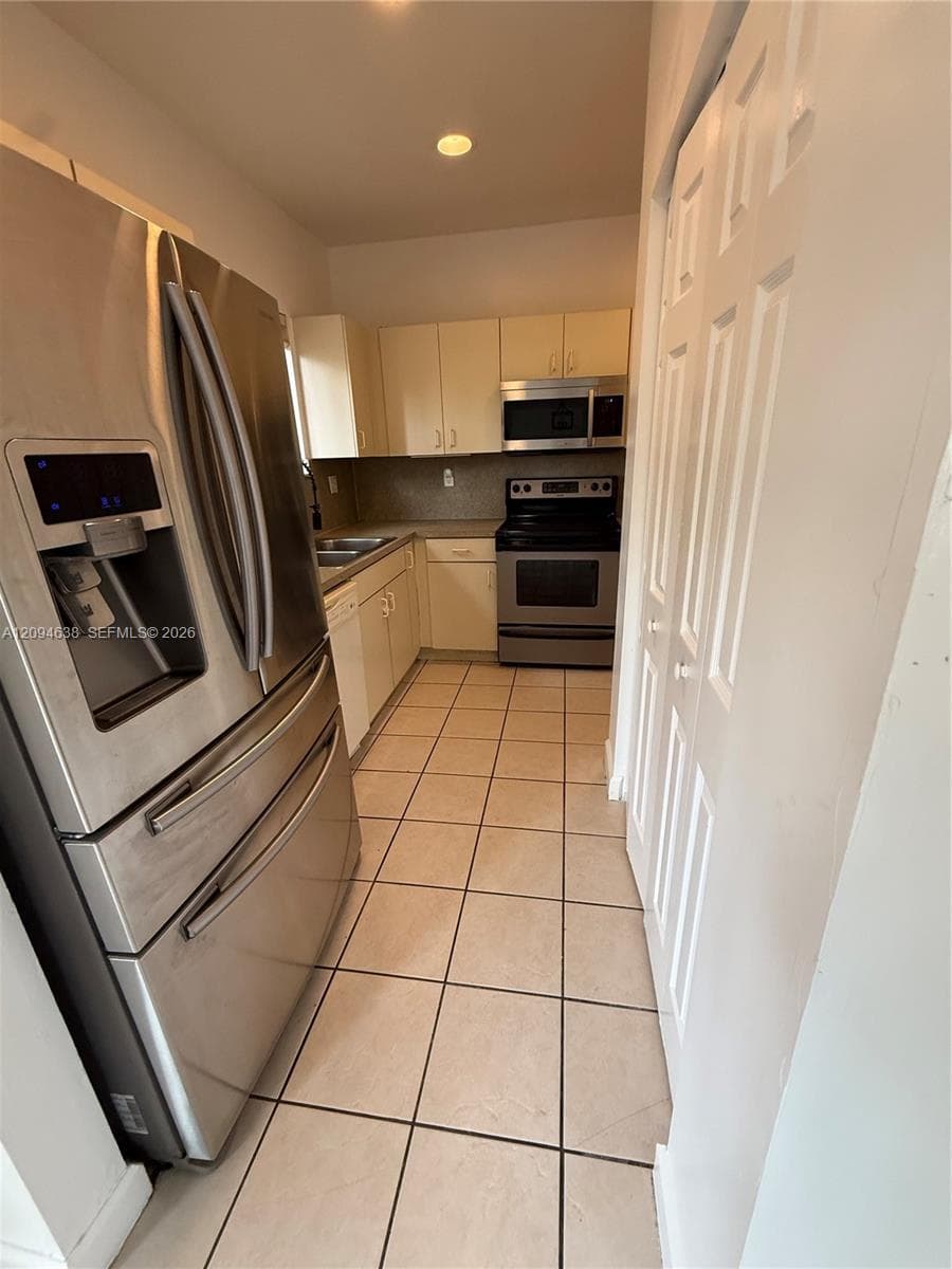 2537 NE 41st Ter #2537 photo 3