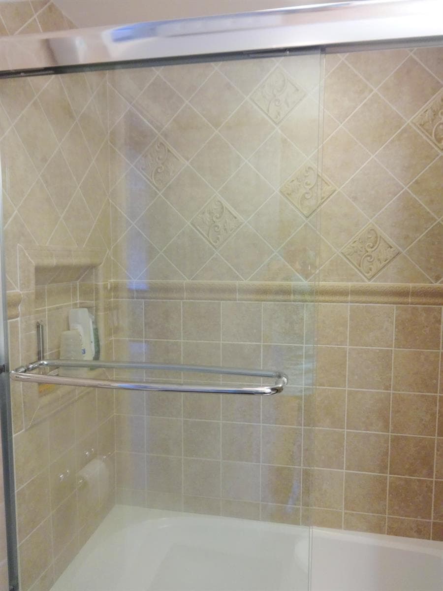 Guest shower tub