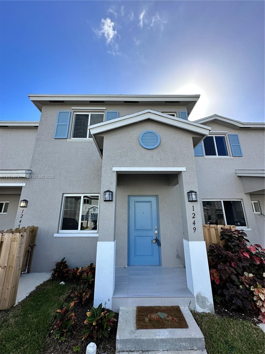 1245 NW 3rd Ln photo 2