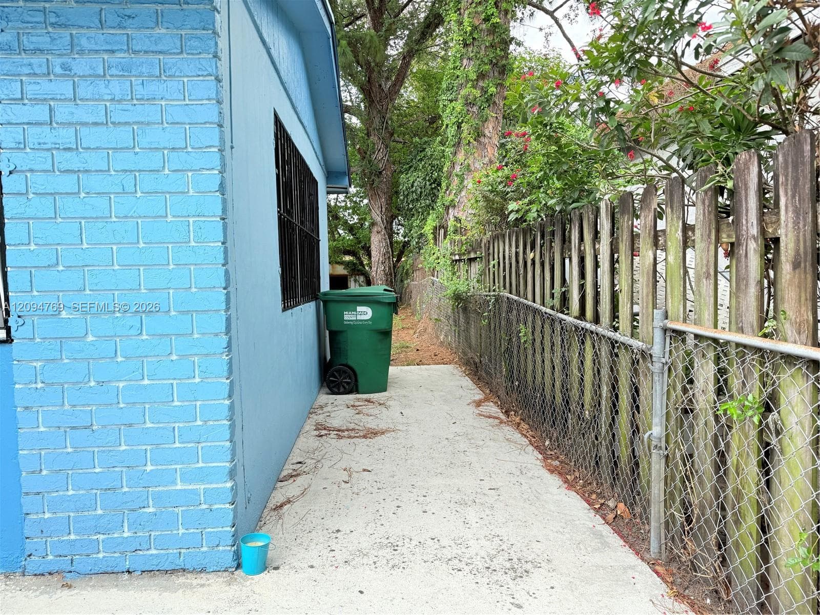 1130 Kasim St photo 27