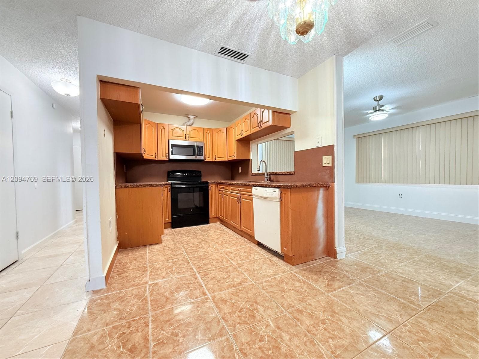 1130 Kasim St photo 5