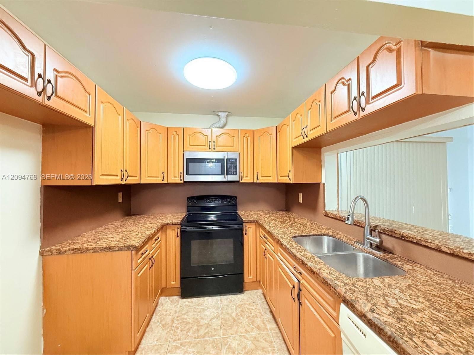 1130 Kasim St photo 4
