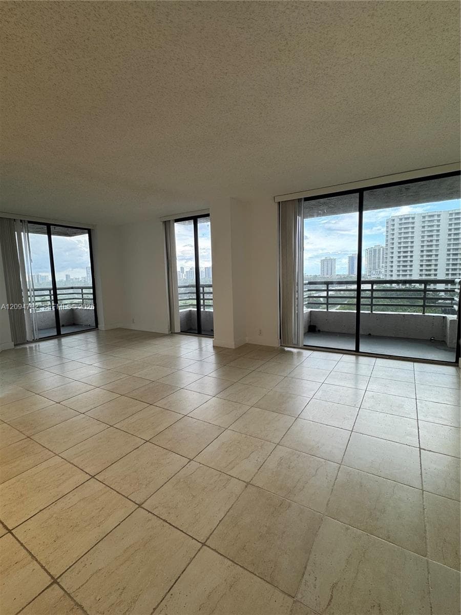 PARC CENTRAL AVENTURA SOU · #907 in Aventura - Photo 3