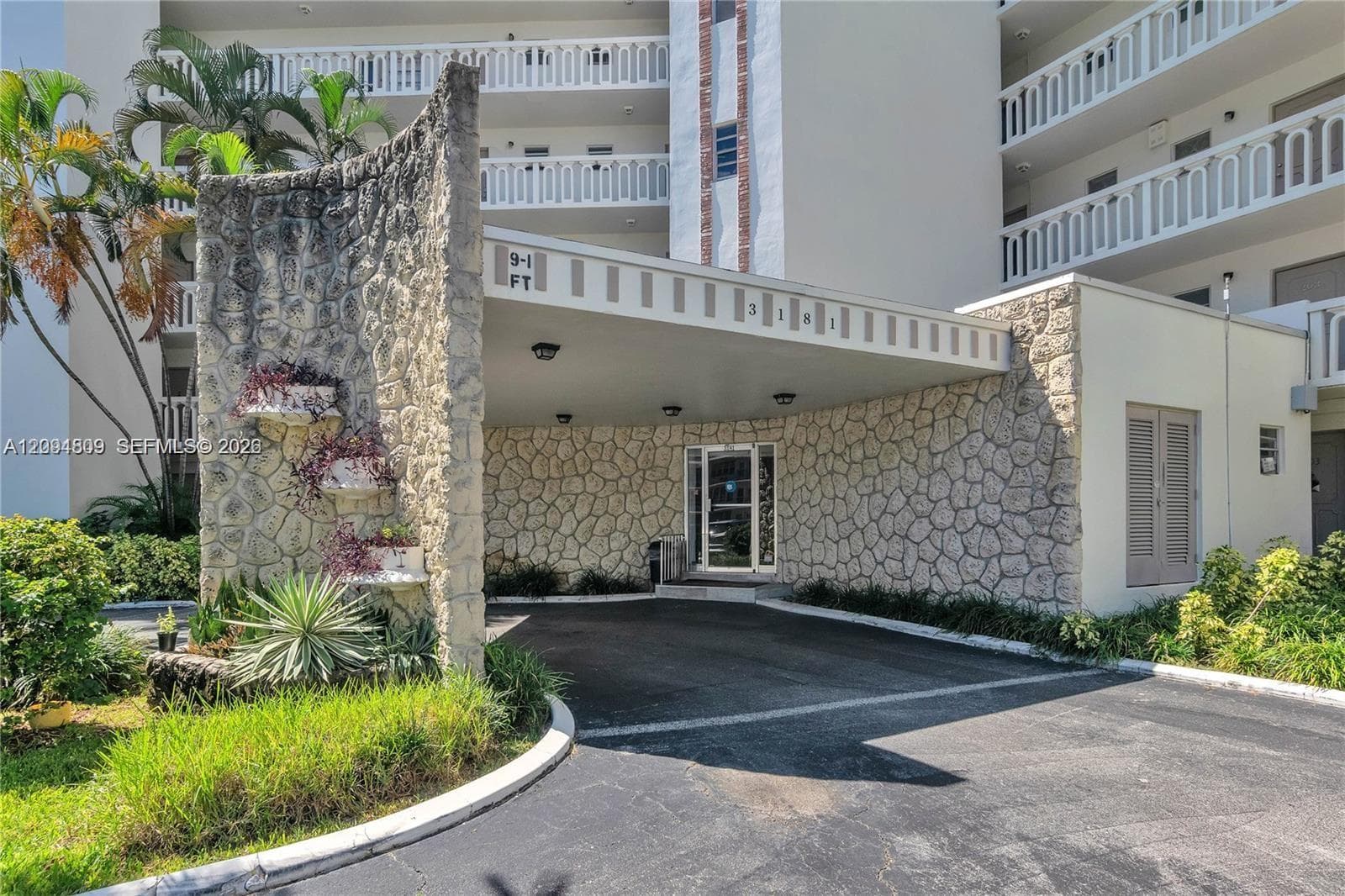GOLDEN VIEW CONDO · #108 in Hallandale Beach - Photo 2