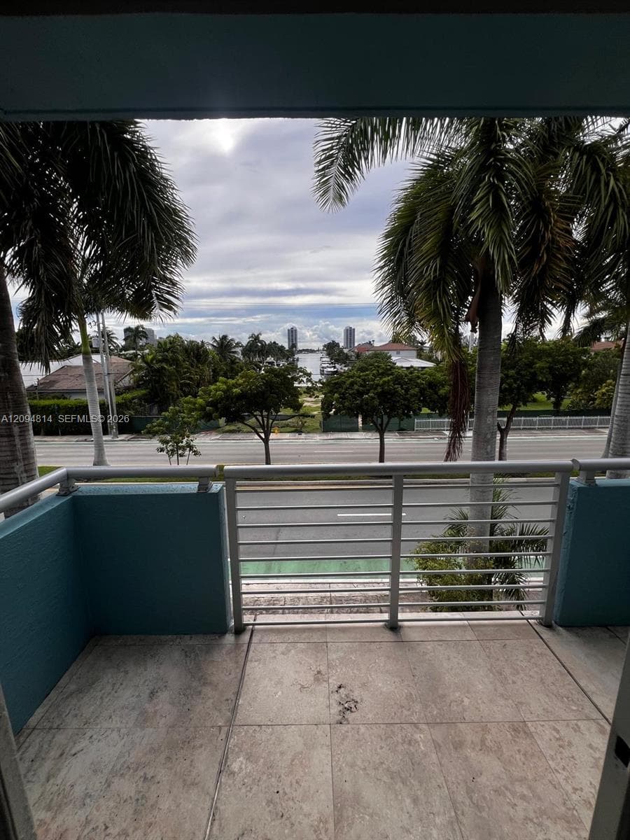 EASTERN SHORES MANOR · #32 in North Miami Beach - Photo 18