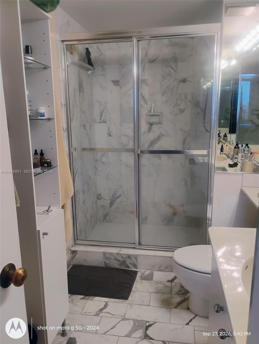 Hall bathroom for the 2nd bedroom