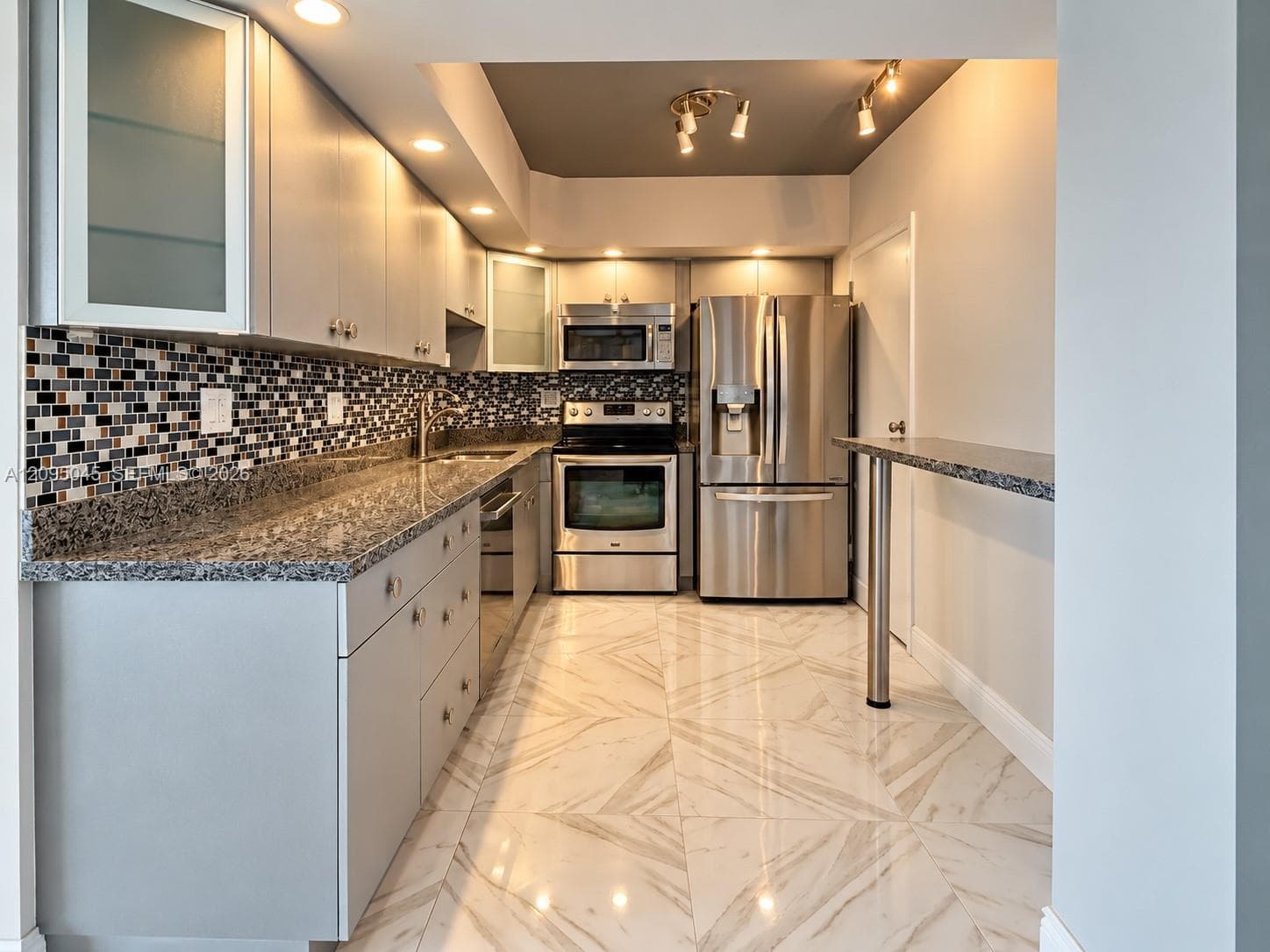 Arlen House · #2014 in Sunny Isles Beach - Photo 4