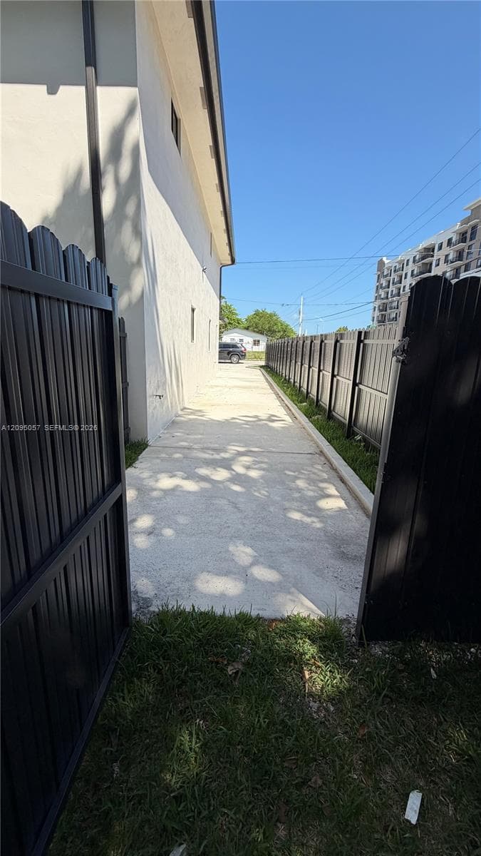 18340 SW 102 PL photo 2