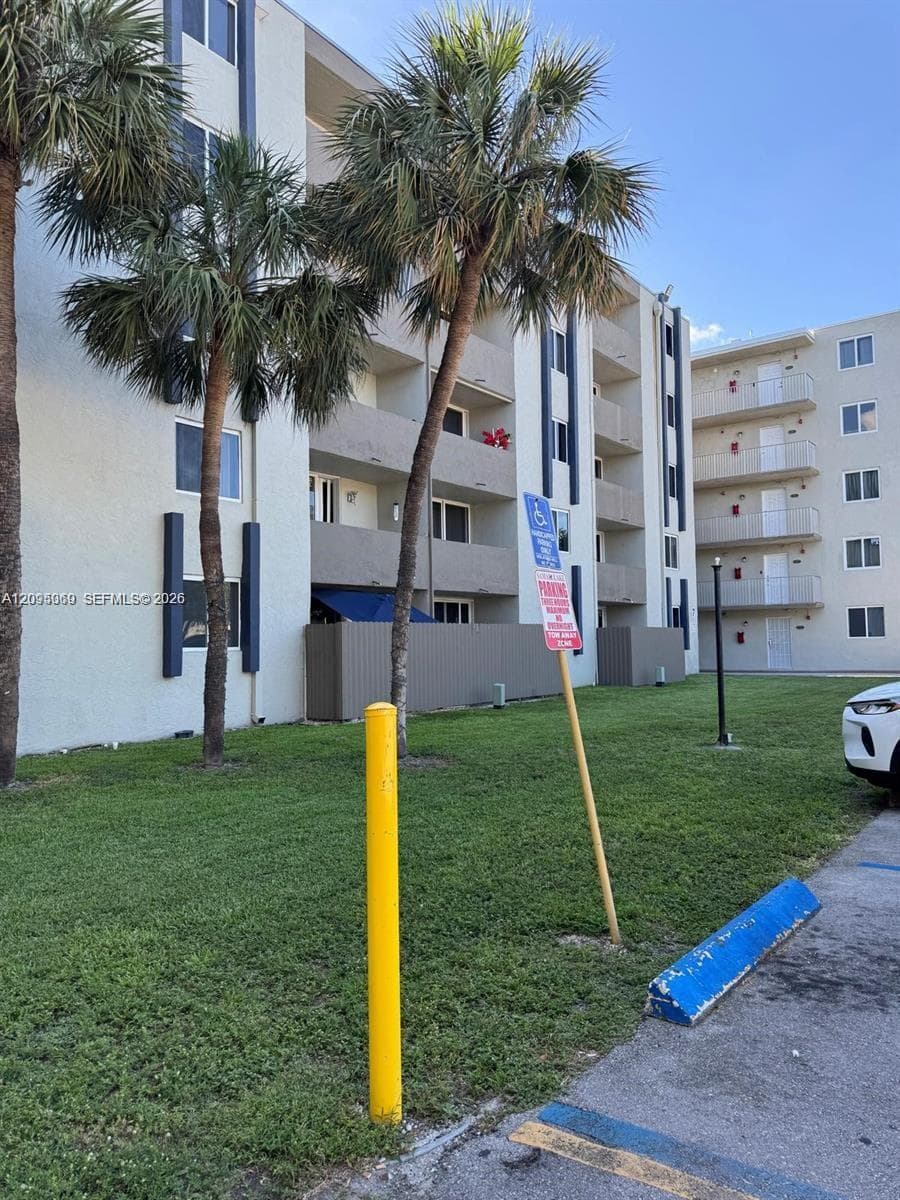 SAMARI LAKE EAST CONDO · #1361 in Hialeah Gardens - Photo 2