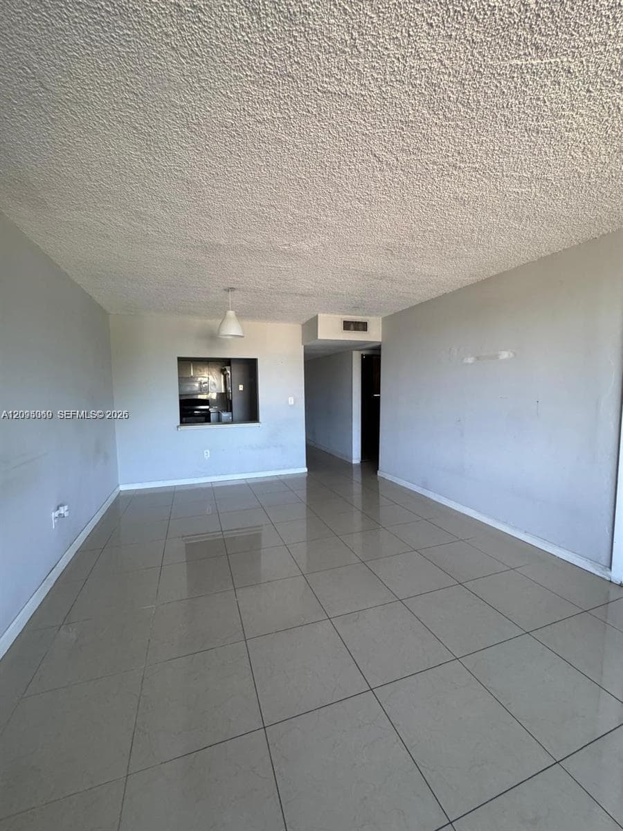 SAMARI LAKE EAST CONDO · #1361 in Hialeah Gardens - Photo 3