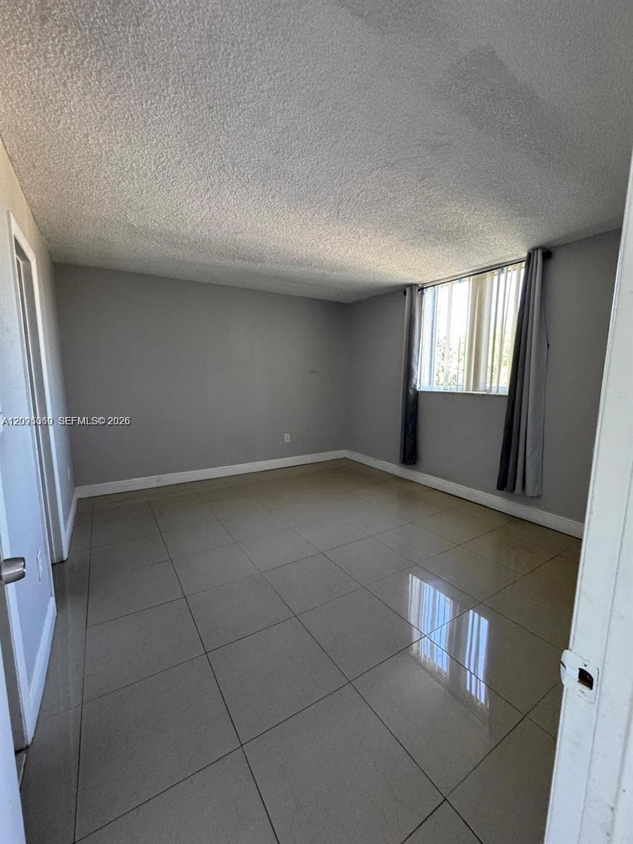 SAMARI LAKE EAST CONDO · #1361 in Hialeah Gardens - Photo 5