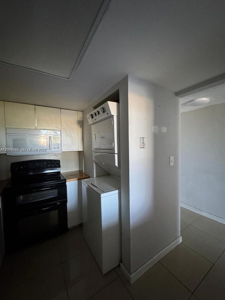 SAMARI LAKE EAST CONDO · #1361 in Hialeah Gardens - Photo 9
