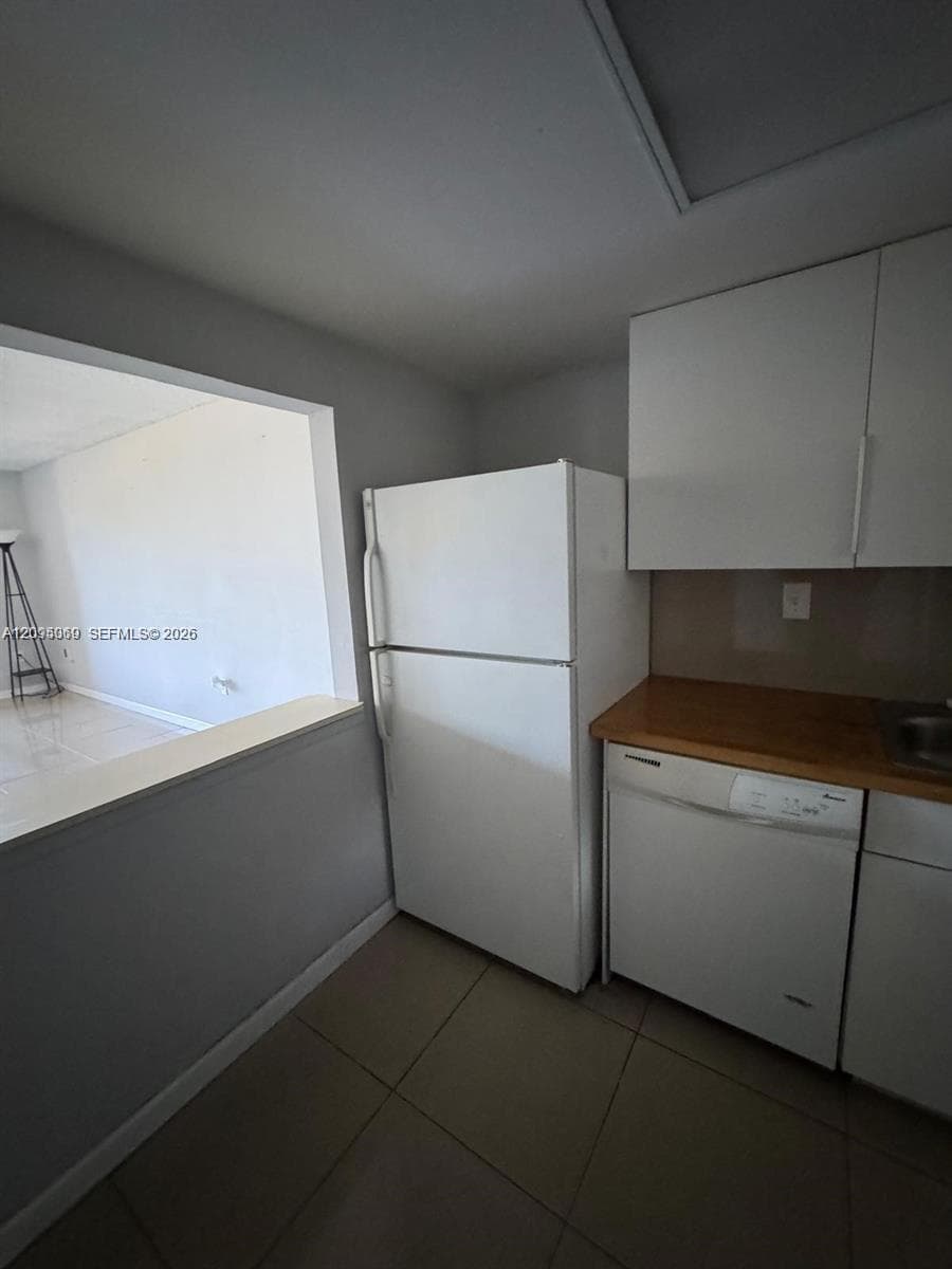 SAMARI LAKE EAST CONDO · #1361 in Hialeah Gardens - Photo 8