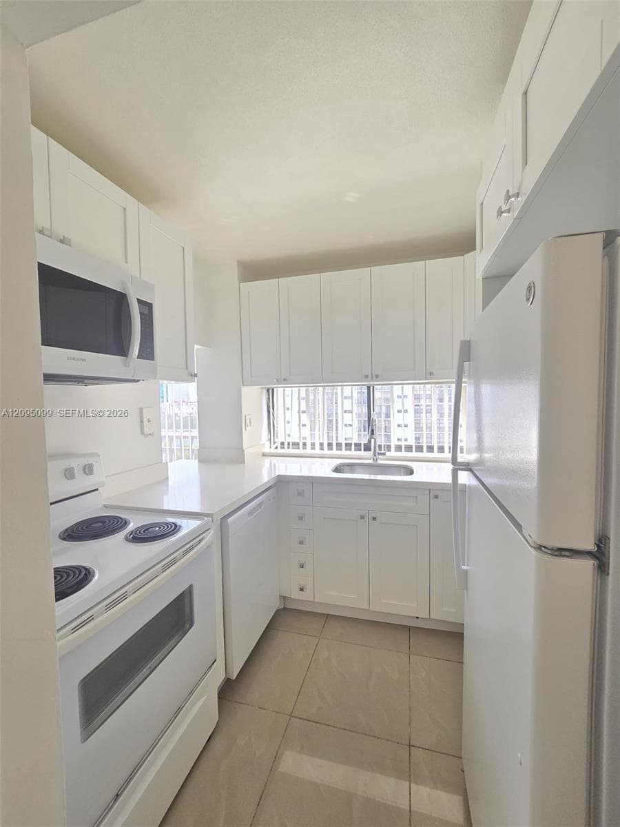 PLAZA OF AMERICAS CONDO P · #815 in Sunny Isles Beach - Photo 18