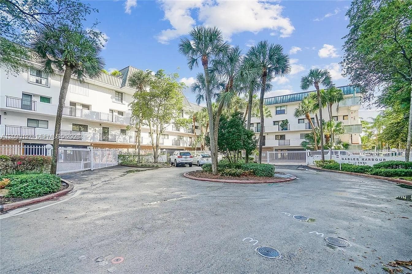 GABLES HARBOUR CONDO APTS · #211 in Coral Gables - Photo 4