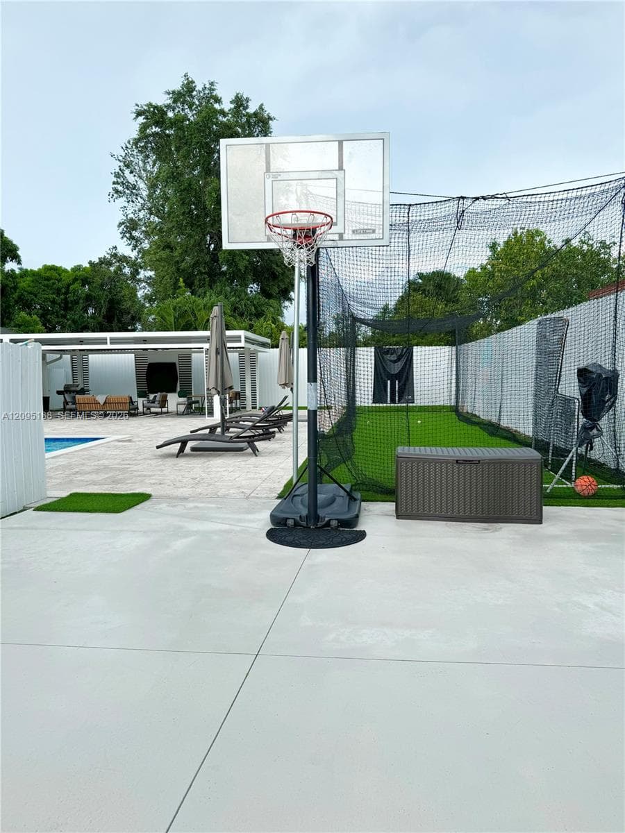 2121 SW 61st Ave photo 13