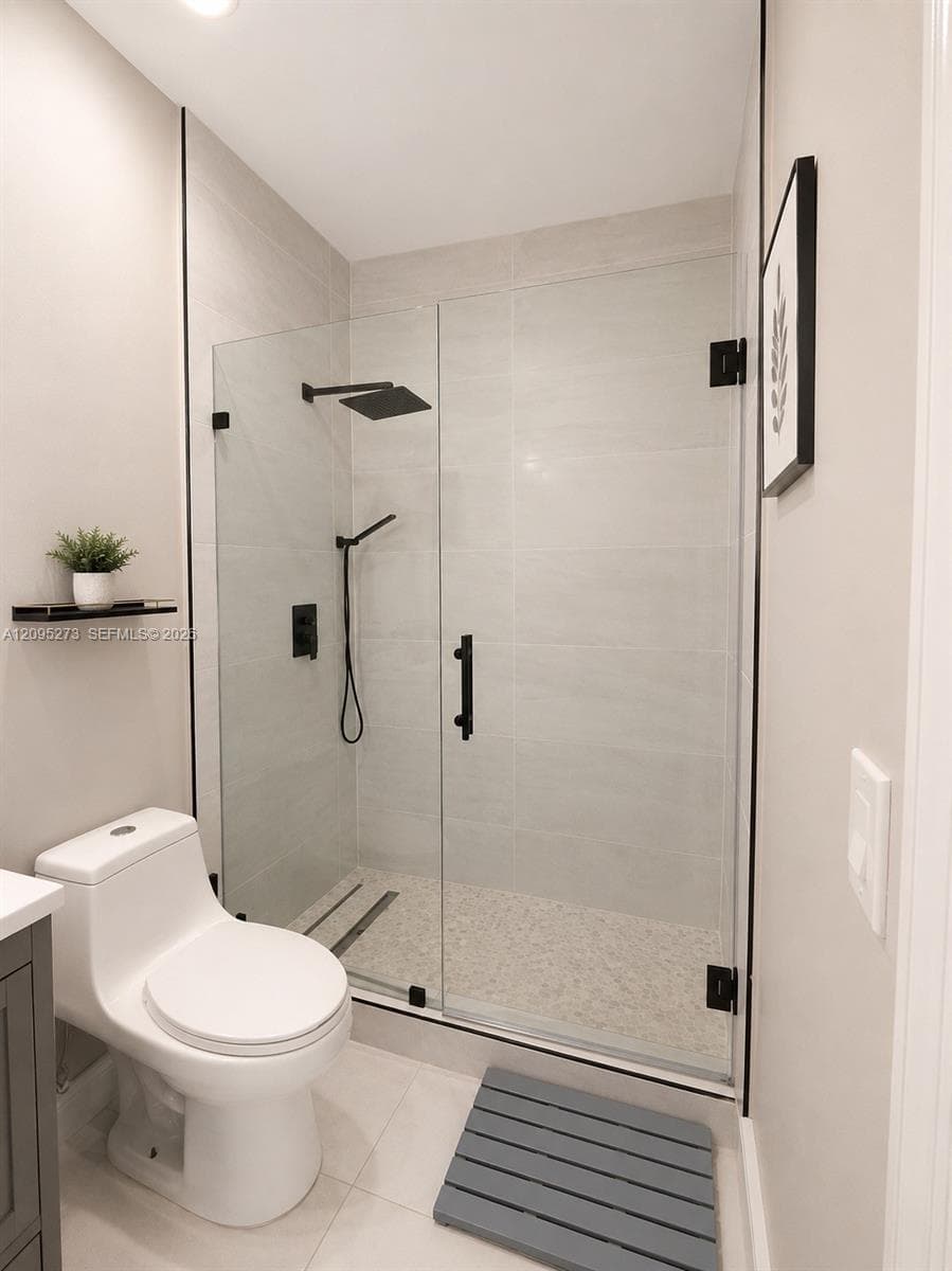 Secondary full bathroom