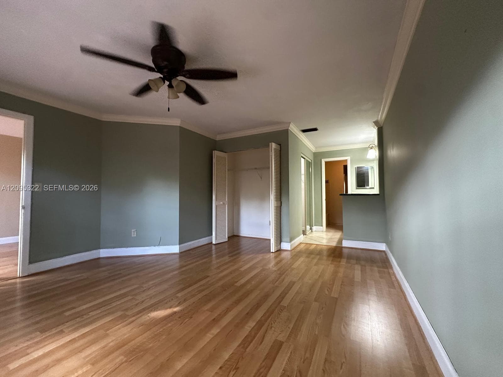 Vaulted ceilings, wood-finish flooring, built-in breakfast bar, open-railing staircase, and multi-light pendant fixture