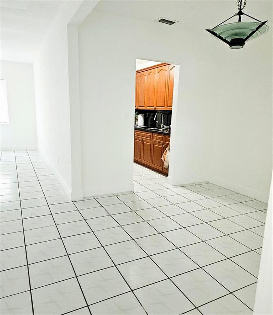 07_Dining_Area_Kitchen_View
