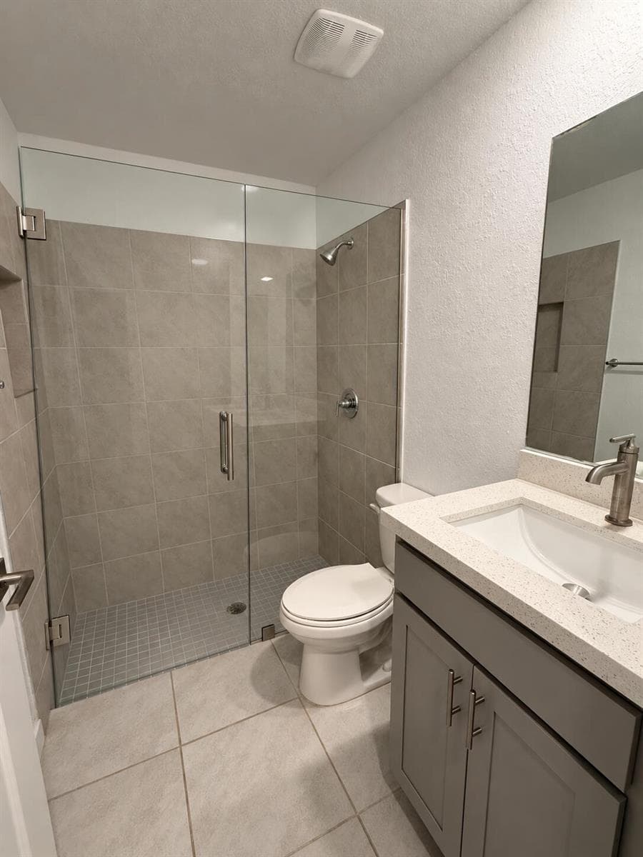 downstairs bath with shower door