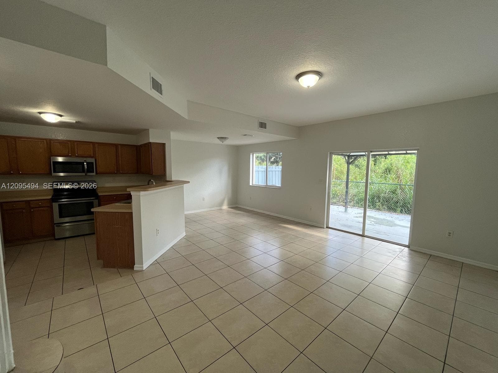 1675 SE 9th Ter photo 3