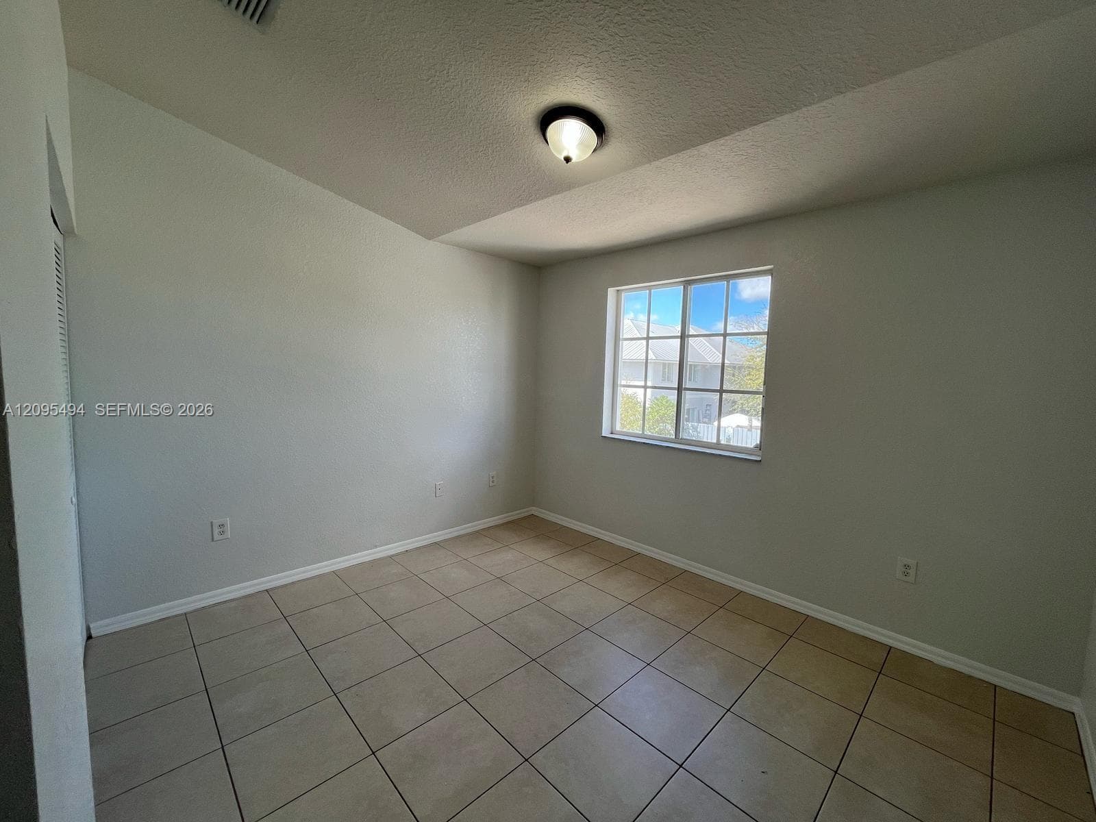 1675 SE 9th Ter photo 4