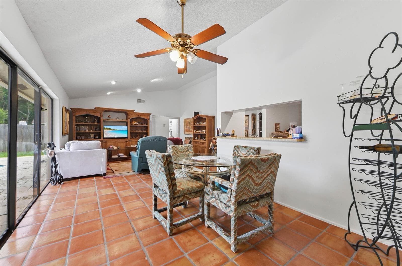 Dining area 02