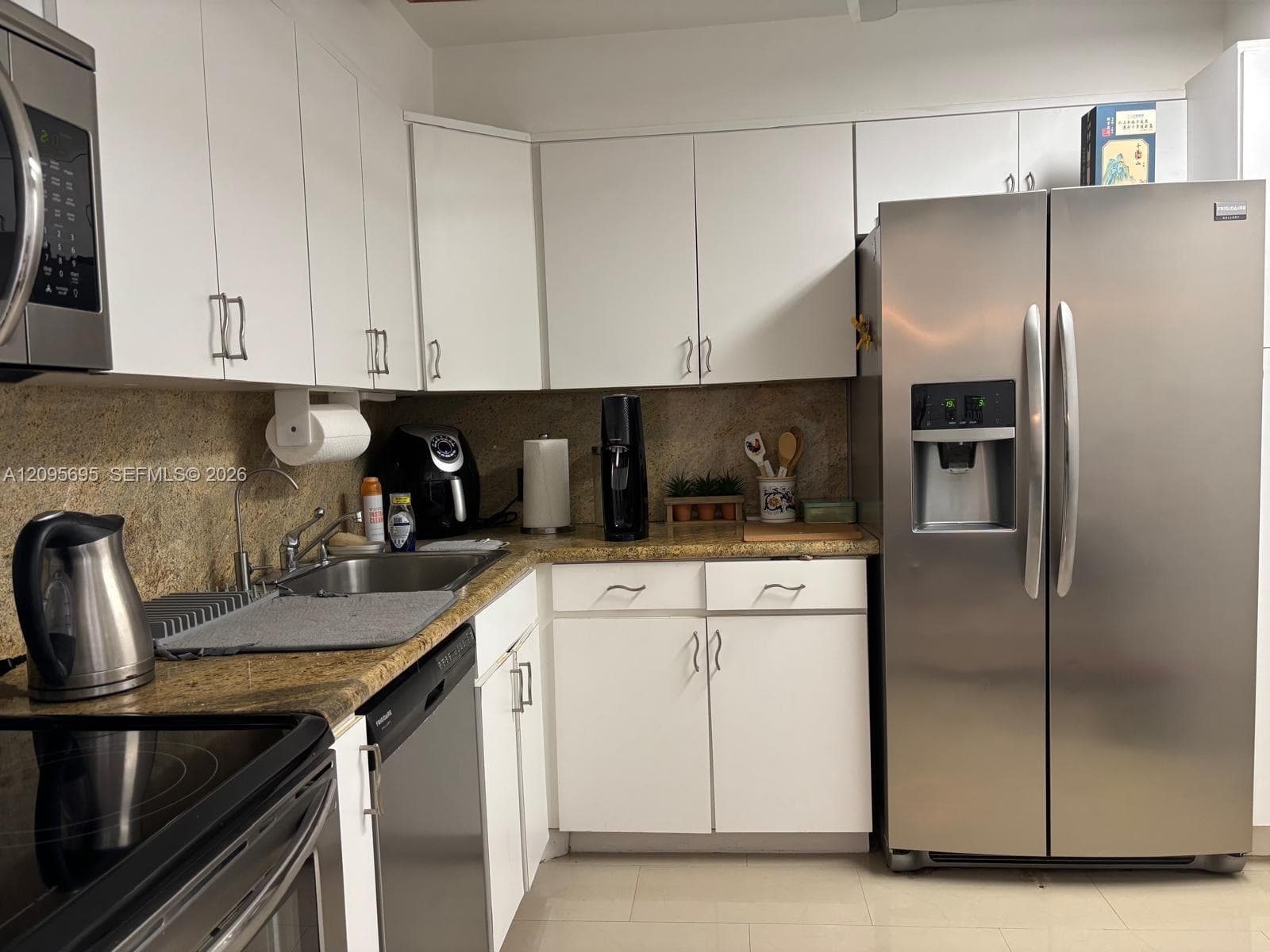 Arlen Beach Condo · #912 in Miami Beach - Photo 8