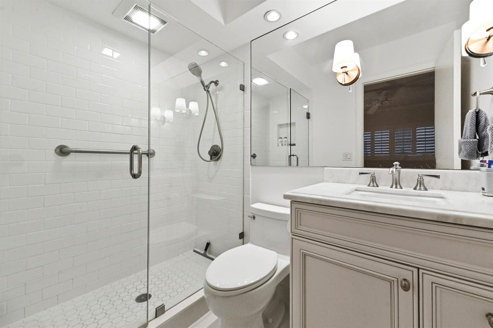 14 Bathroom 01