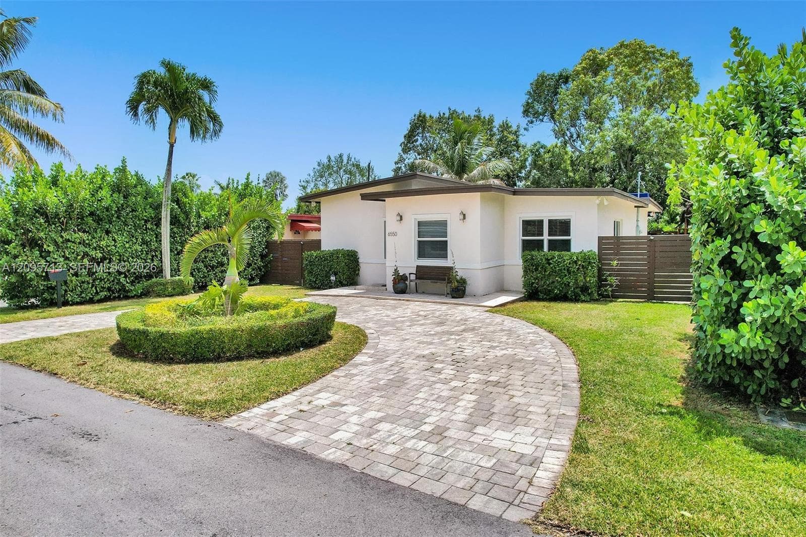 6550 SW 52nd Ter photo 3