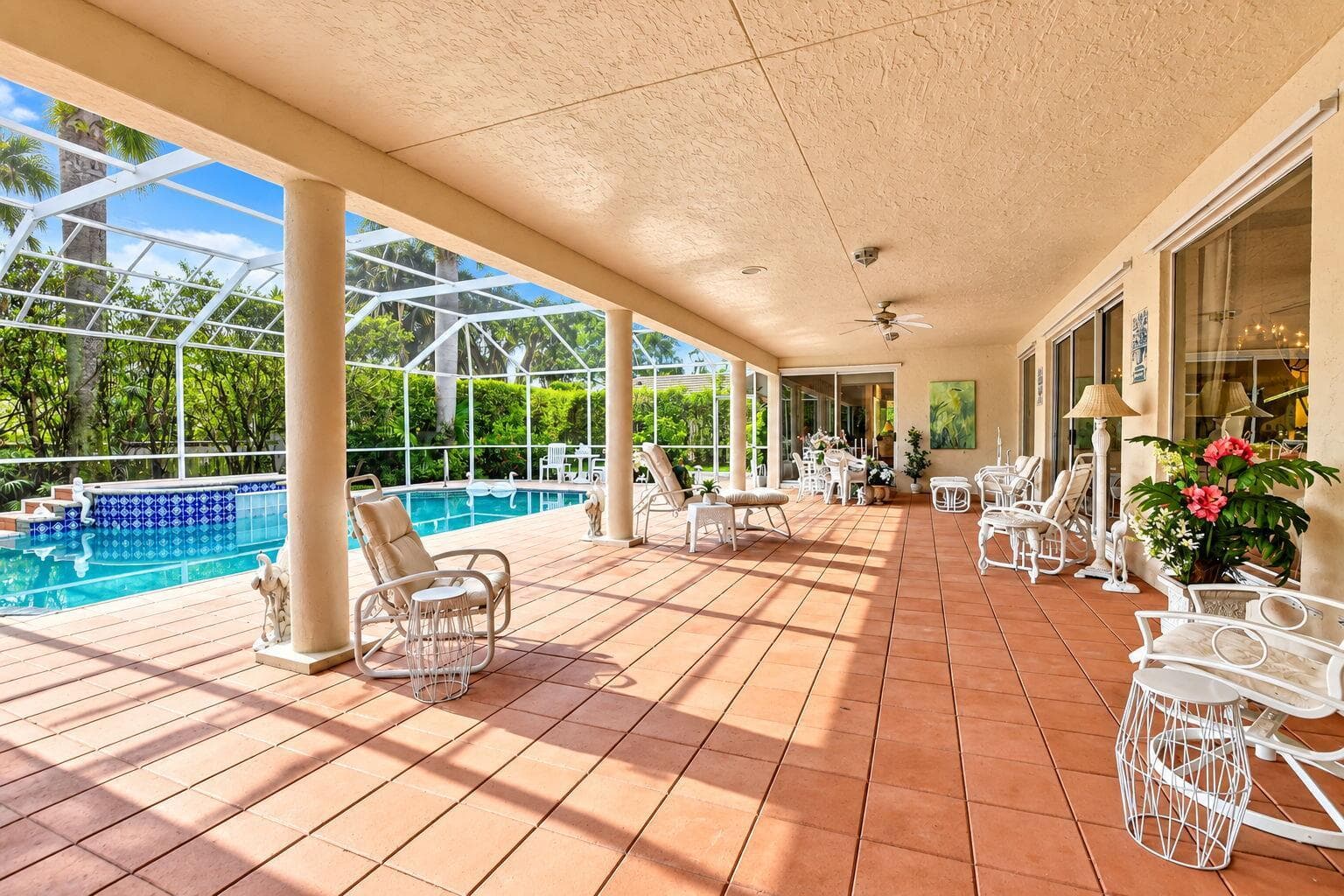 Outdoor Lanai & Pool