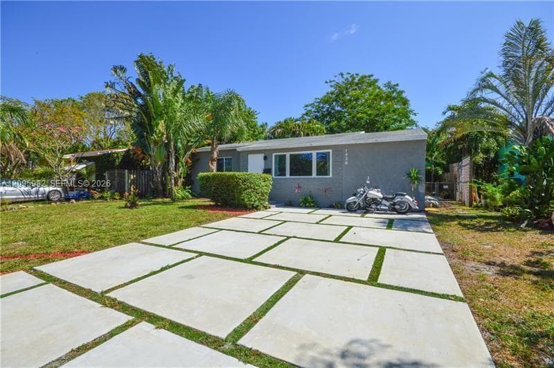 1428 Plunkett St photo 2