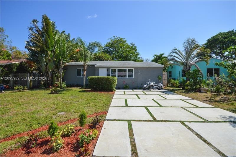 1428 Plunkett St photo 1